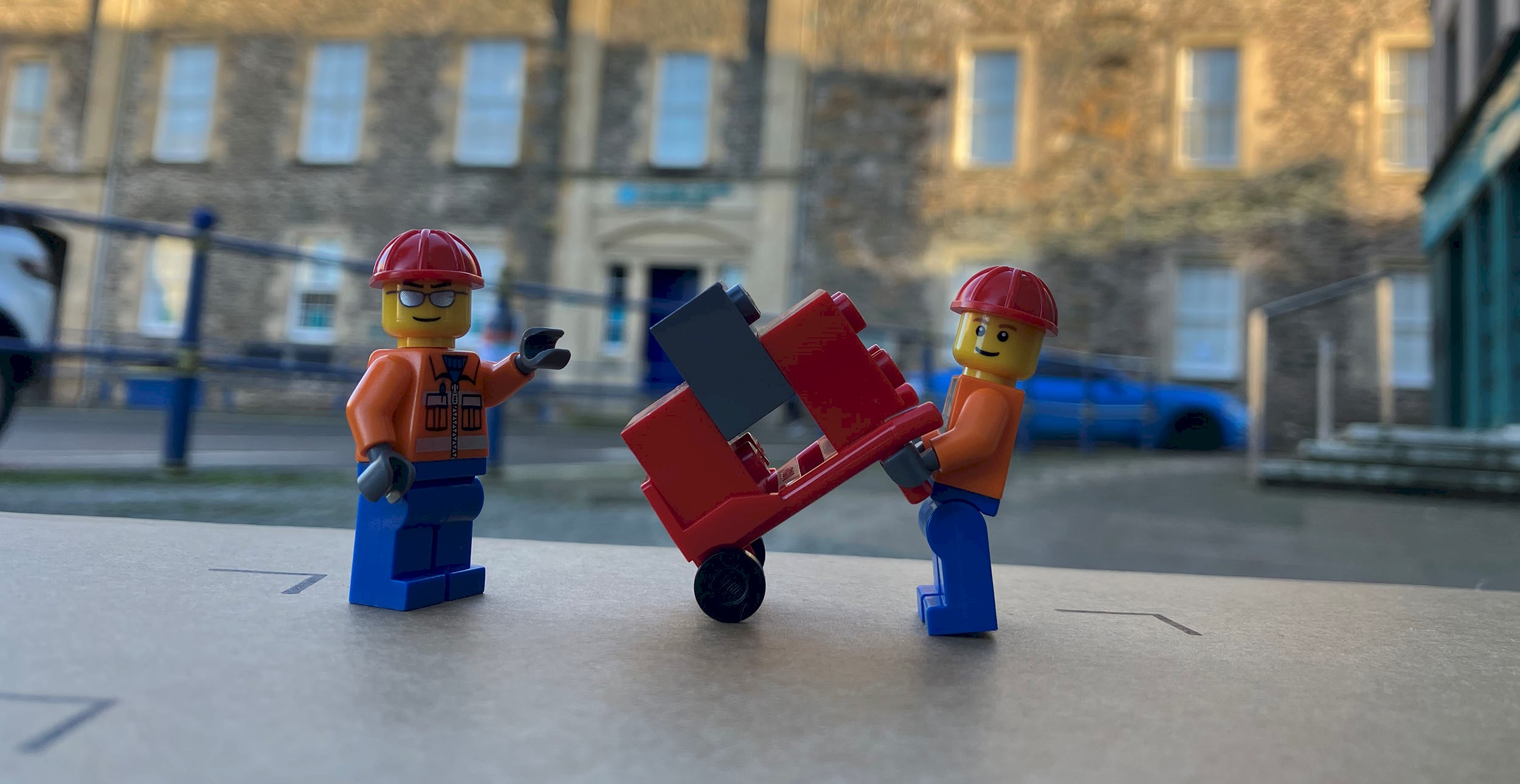 Lego figures in front of a tenement building