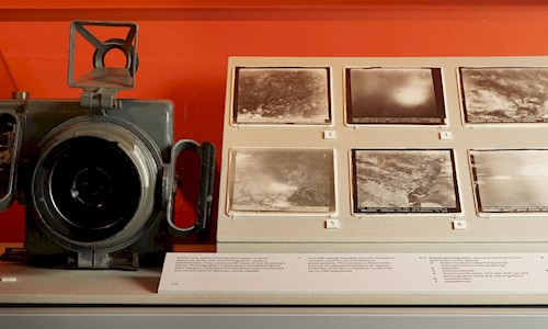 F24 aerial camera with a five inch lens and hand grip mounting, used by the Royal Air Force for reconnaissance during the Second World War.